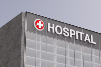 edificio-moderno-hospital-gran-letrero-hospital-rendering-3d_476612-30452